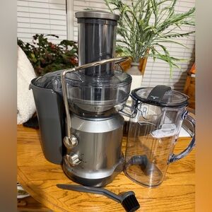 Breville Silver Juicer with Clear Pitcher